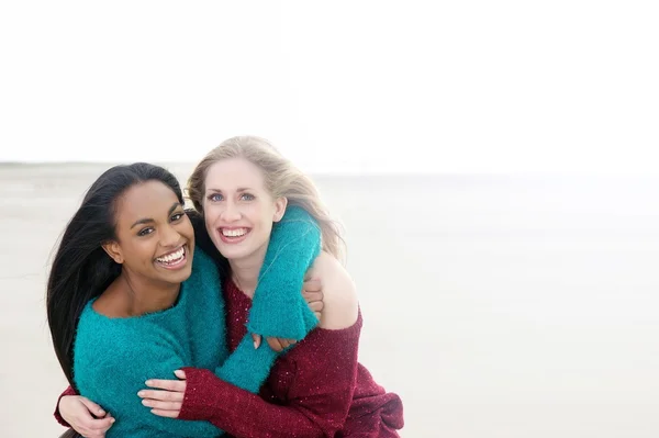 Multiculturele meisjes glimlachend en knuffelen — Stockfoto