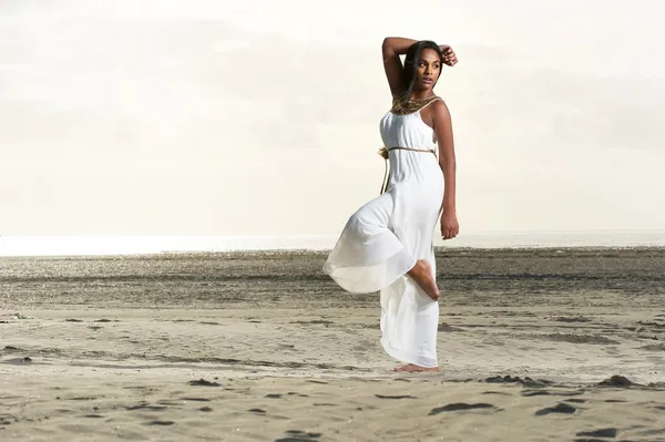 Dans pose op het strand — Stockfoto
