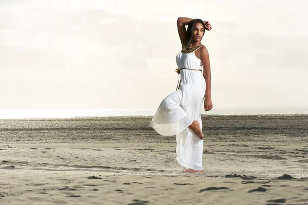 Pose de baile en la playa — Foto de Stock