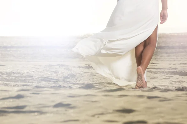 Menina africana andando na areia — Fotografia de Stock