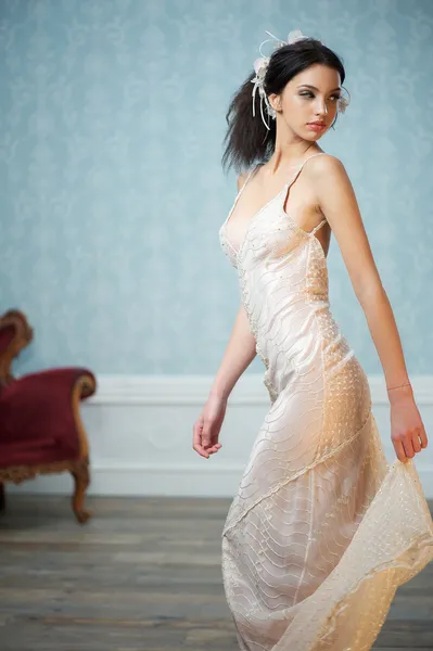 Elegantní nevěsta dívá přes rameno — Stock fotografie