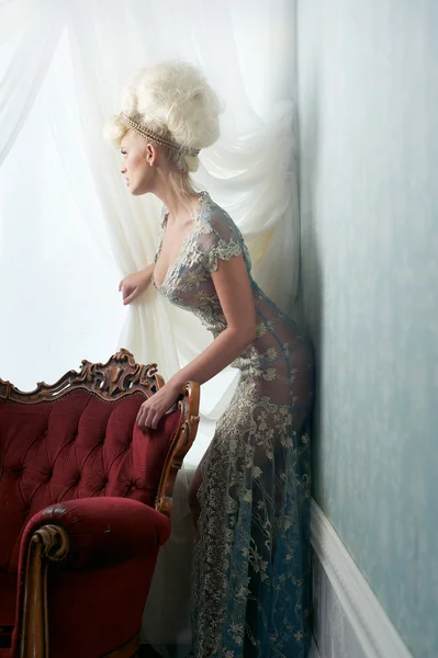 Portrait d'une belle mariée blonde regardant par la fenêtre — Photo