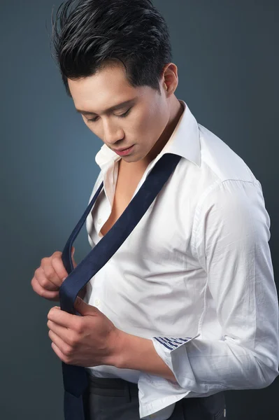 Asiatique homme d'affaires Fixation de son lien — Photo