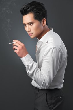 Asyalı adam Sigara