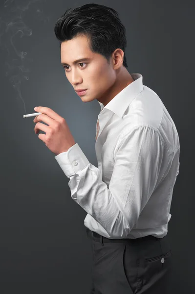 Asiatischer Mann raucht — Stockfoto