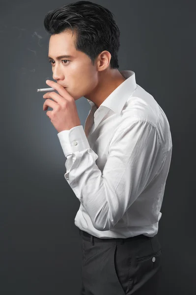 Fumatori asiatico uomo d'affari — Foto Stock