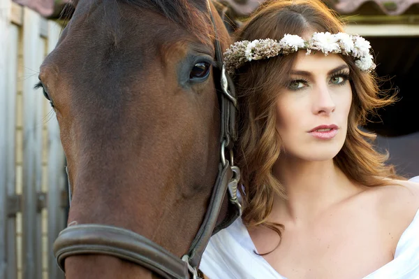 Fashion nevěsta a koně — Stock fotografie