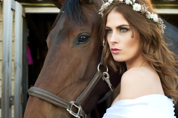 Hermosa chica y caballo — Foto de Stock