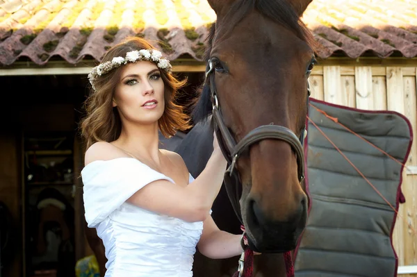 魅力的な花嫁と馬 — ストック写真