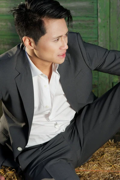 Moda młody mężczyzna siedzący — Zdjęcie stockowe
