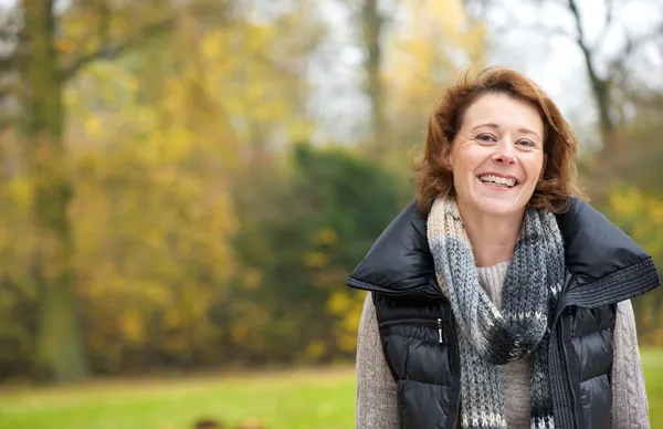 Sonriendo en noviembre — Foto de Stock