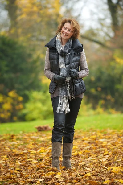 Herbstfrau — Stockfoto