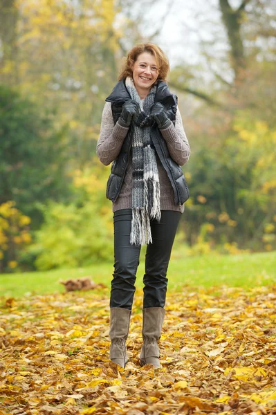 Europese vrouw herfstwandeling — Stockfoto