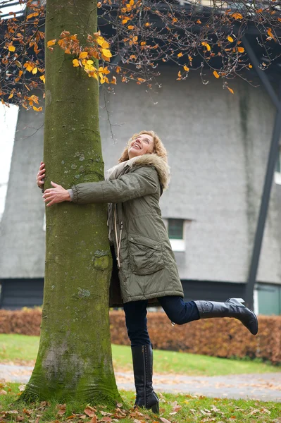 Baum umarmt — Stockfoto