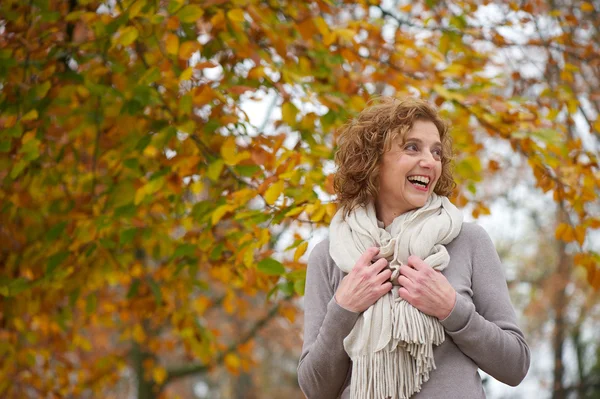 Mulher rindo no outono — Fotografia de Stock