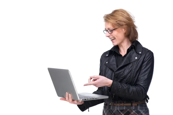 开心事业女人指着笔记本电脑 — 图库照片