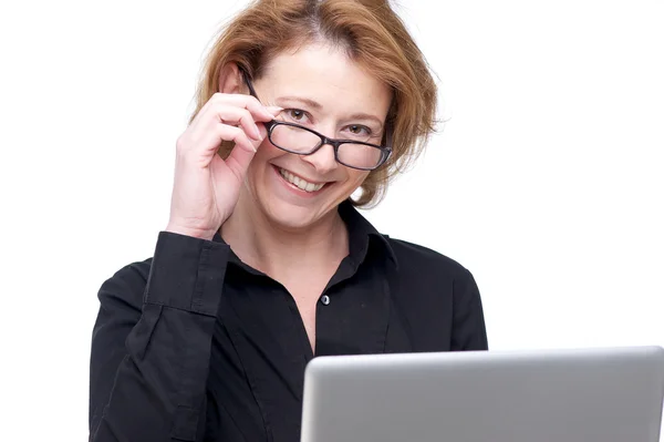 Freundliche kaukasische Frau und Laptop — Stockfoto