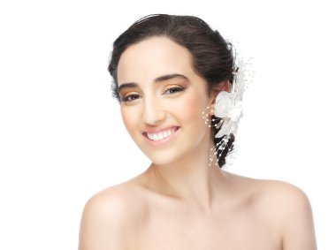 Gelin çıplak omuz ile gülümseyen