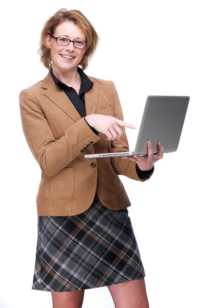 Mujer de negocios señalando a la computadora portátil — Foto de Stock