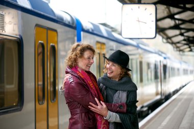 arkadaşlar birbirlerini tren istasyonunda tebrik