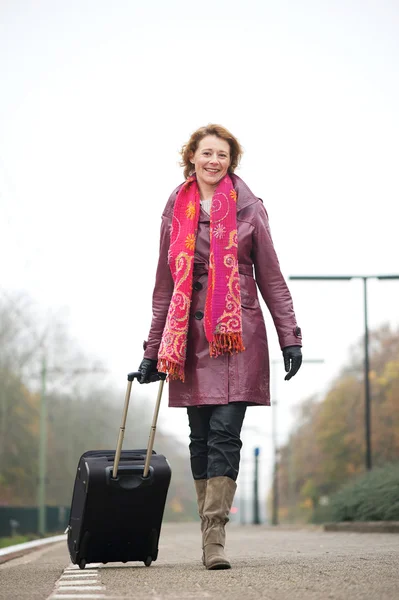 Mujer feliz llegando a la plataforma de la estación de tren —  Fotos de Stock