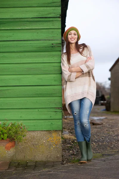 Belle jeune femme souriante avec les bras croisés à l'extérieur — Photo