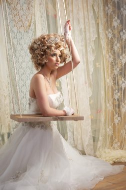 Gelin beyaz gelinlik içinde