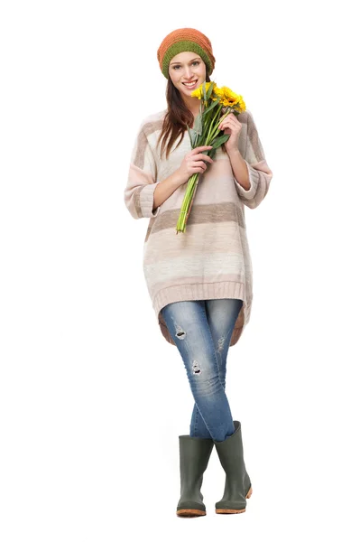 Sonriente chica sosteniendo flores amarillas — Foto de Stock