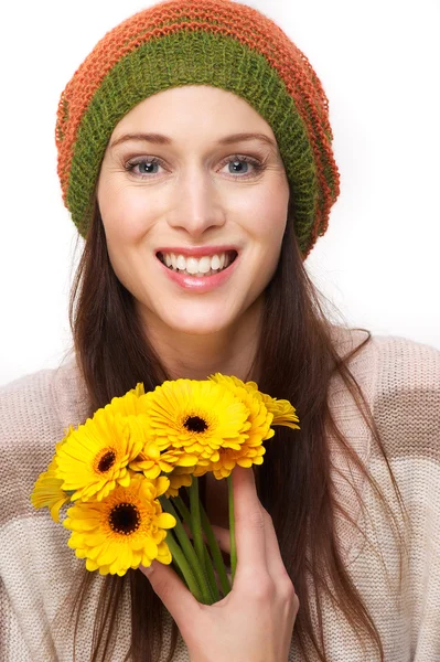 Χαμογελώντας νεαρή γυναίκα με κίτρινα λουλούδια — Φωτογραφία Αρχείου