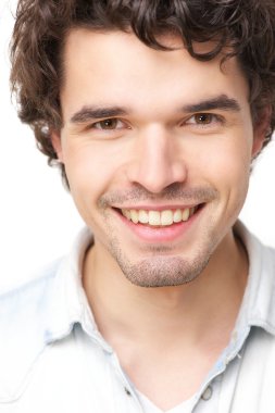 gülümseyen genç adam portresi