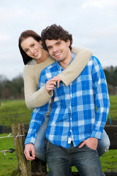 Jovem casal sorrindo ao ar livre — Fotografia de Stock