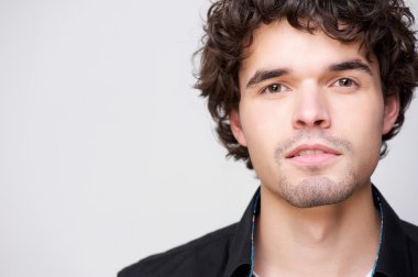 genç yakışıklı bir adam sana bakmak