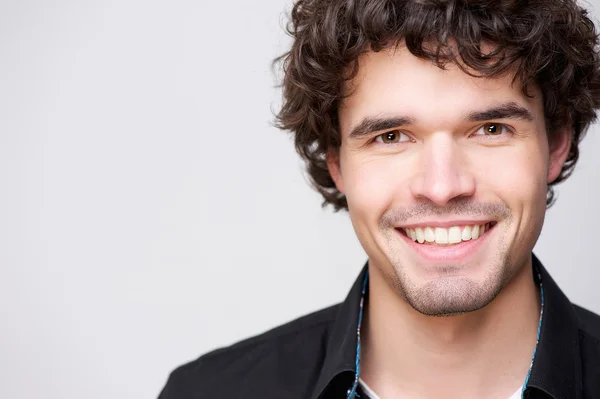 Jovem bonito homem sorrindo para você — Fotografia de Stock