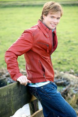 aantrekkelijke jongeman buiten ontspannen