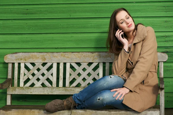 Femme écoutant sur téléphone portable en plein air — Photo