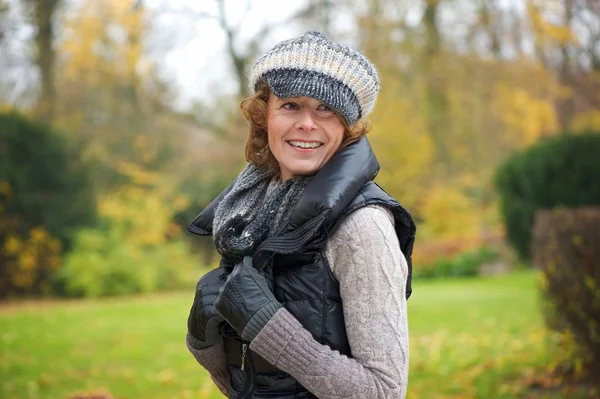 Porträt Frau mittleren Alters im Freien — Stockfoto