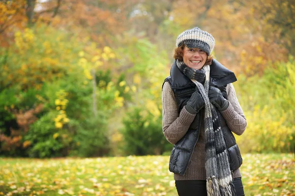 Усміхнена жінка в парку — стокове фото