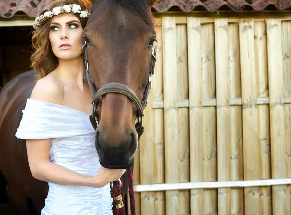 Noiva e cavalo — Fotografia de Stock