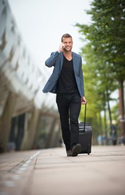 Genç işadamı şehirde yürüyor.