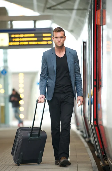 Homme d'affaires marchant à la gare — Photo