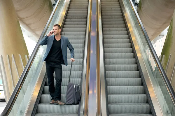 Zakenman voor onderweg met telefoon — Stockfoto