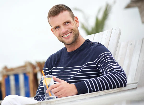 Närbild porträtt av en leende man utomhus — Stockfoto