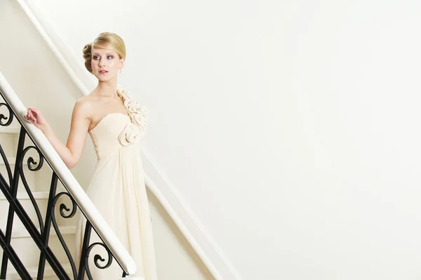 Bride Walking Down Stairs — Stock Photo, Image