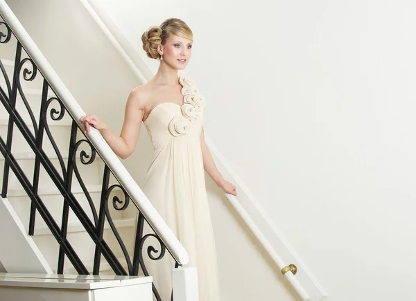 Bride Walking Down Stairs — Stock Photo, Image