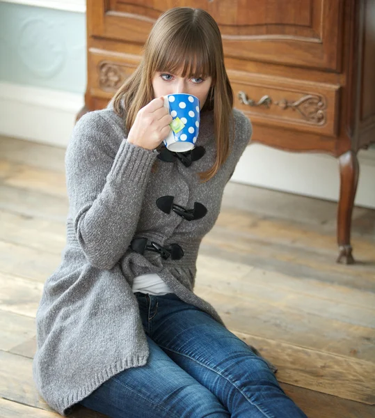 Jonge vrouw die koffie drinkt — Stockfoto