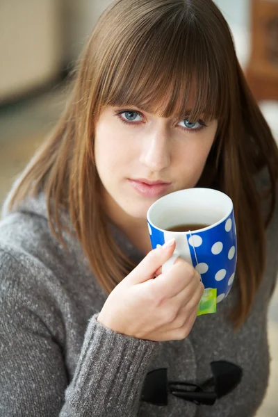 Primer plano retrato de la mujer bebiendo café — Foto de Stock