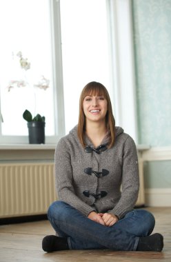 oturma ve gülümseyen kadın