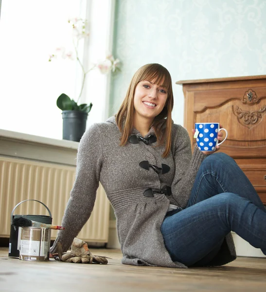 Mujer sonriente relajándose en casa — Foto de Stock