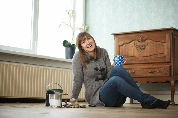 Sorrindo mulher relaxante em casa — Fotografia de Stock