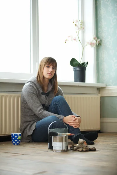 Молодая женщина расслабляется в помещении — стоковое фото